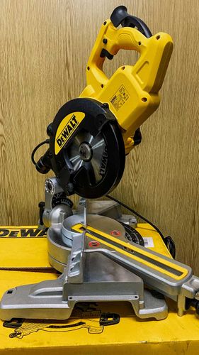 Торцовочная пила DEWALT DWS774